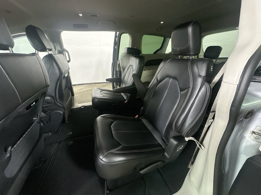 Used 2024 Chrysler Pacifica Touring-L FWD image 15