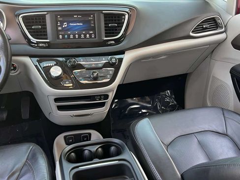 Used 2019 Chrysler Pacifica Touring-L FWD image 19