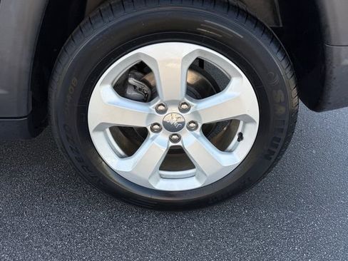 Used 2019 Jeep Compass Latitude FWD image 13