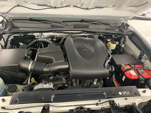 Used 2016 Toyota Tacoma Limited w/ Towing Package image 11