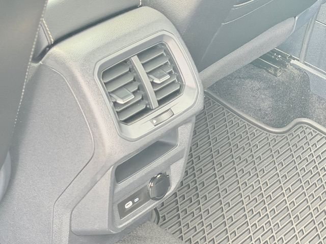 Used 2024 Volkswagen Tiguan SE R-Line AWD/4WD image 12