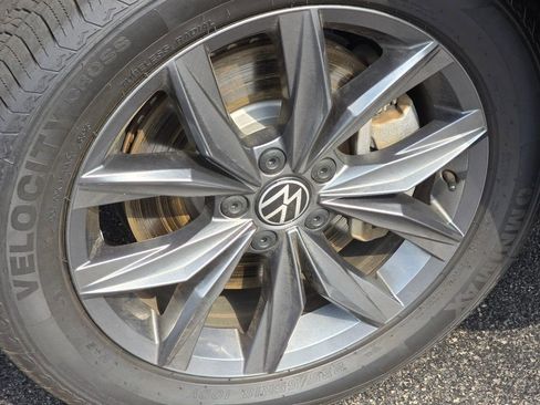 Used 2022 Volkswagen Tiguan SE w/ Panoramic Sunroof Package AWD/4WD image 17