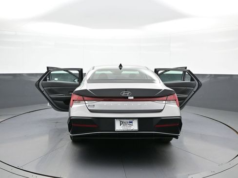 Certified 2025 Hyundai Elantra SEL image 46
