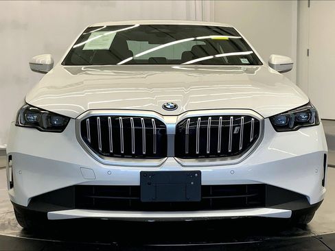 Used 2025 BMW i5 xDrive40 w/ Premium Package AWD/4WD image 8