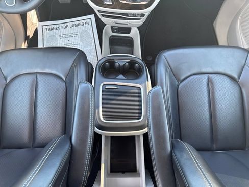 Used 2023 Chrysler Pacifica Touring-L FWD image 20