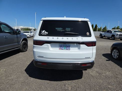 Used 2022 Jeep Wagoneer Series III AWD/4WD image 12