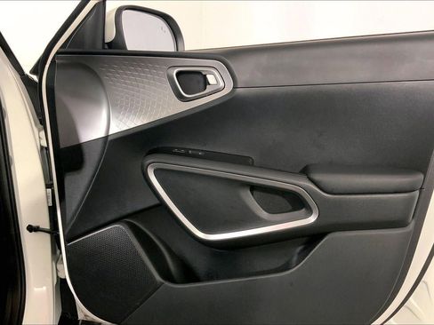 Used 2025 Kia Soul LX image 25