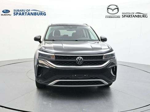 Used 2024 Volkswagen Taos SE FWD image 2