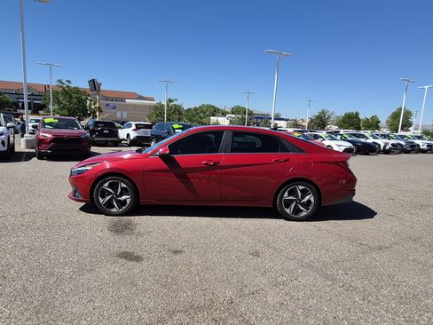 Used 2023 Hyundai Elantra Limited FWD image 2
