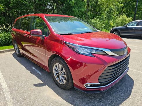 Used 2023 Toyota Sienna XLE FWD image 4