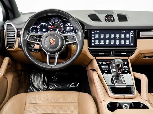 Certified 2023 Porsche Cayenne Platinum Edition image 16