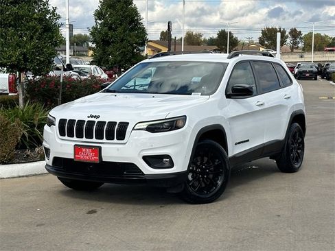 Used 2023 Jeep Cherokee Altitude Lux image 2