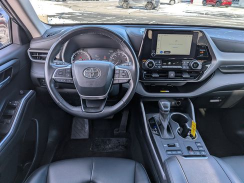 Certified 2023 Toyota Highlander XLE image 28