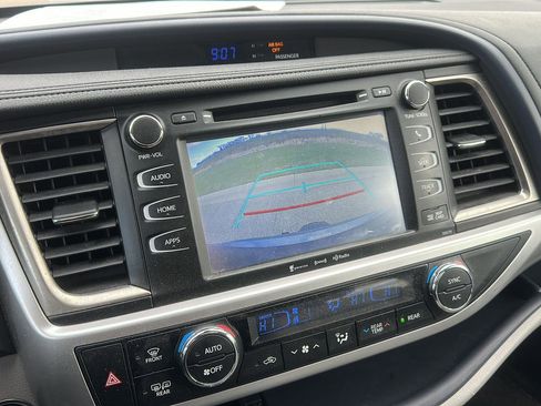 Used 2017 Toyota Highlander XLE image 18