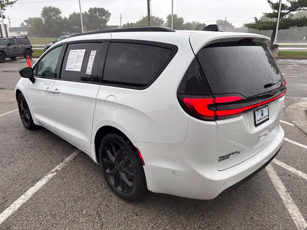 Used 2024 Chrysler Pacifica Touring-L w/ S Appearance Package FWD image 6