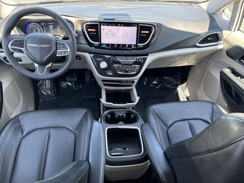 Used 2023 Chrysler Pacifica Touring-L FWD image 24