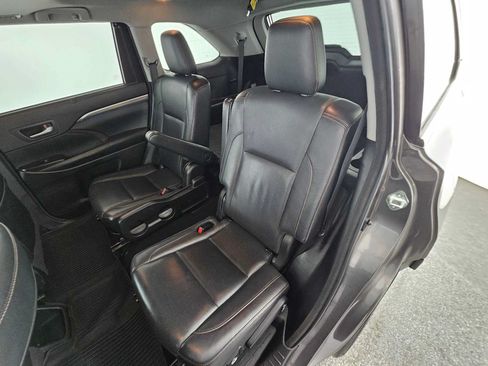 Used 2018 Toyota Highlander Limited FWD image 19