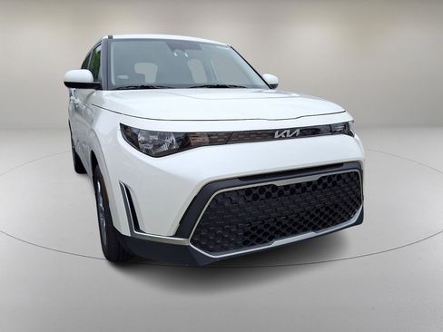 Used 2025 Kia Soul LX FWD image 2