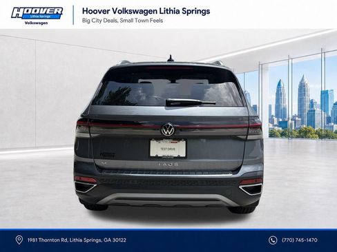 Used 2025 Volkswagen Taos SE w/ Panoramic Sunroof Package FWD image 26