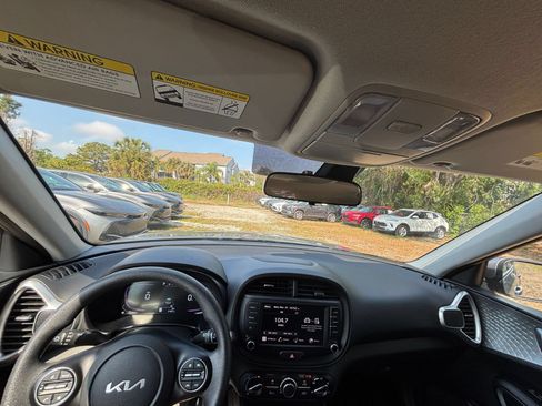 Used 2025 Kia Soul LX w/ LX Technology Package FWD image 32