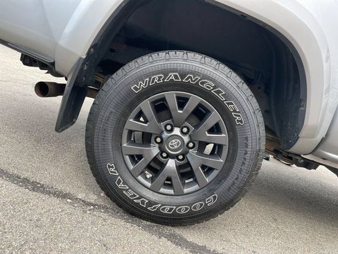 Used 2020 Toyota Tacoma SR5 AWD/4WD image 12