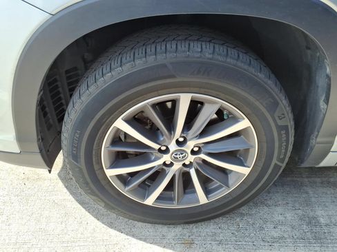 Certified 2017 Toyota Highlander XLE FWD image 5