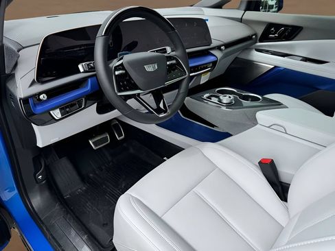 New 2027 Cadillac Optiq Luxury w/ LPO, Floor Liner Package AWD/4WD image 8