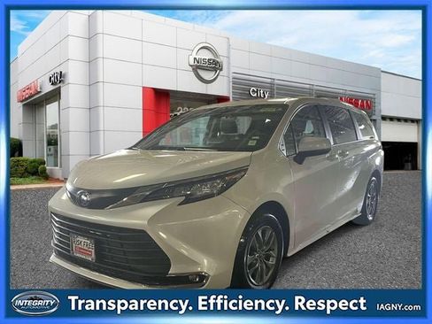 Used 2023 Toyota Sienna XLE FWD image 4