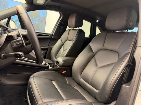 Used 2026 Porsche Macan Turbo AWD/4WD image 5