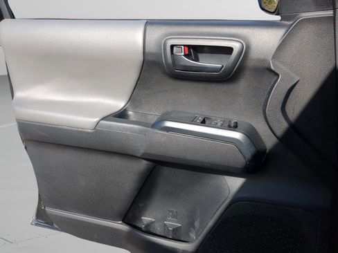 Used 2022 Toyota Tacoma SR w/ SR Convenience Package image 12