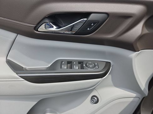 Used 2023 GMC Acadia SLT FWD image 17