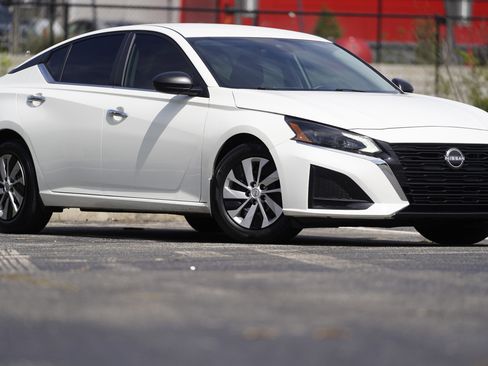 Used 2025 Nissan Altima 2.5 S FWD image 2
