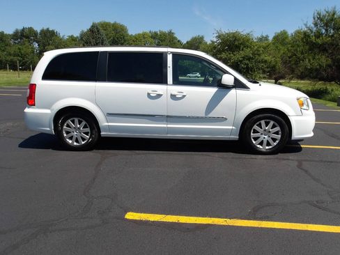 Used 2015 Chrysler Town & Country Touring FWD image 2