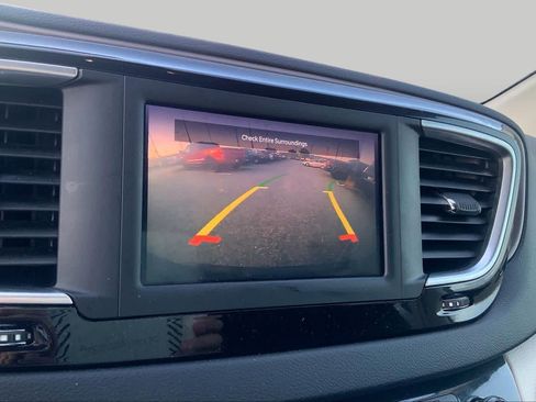 Used 2022 Chrysler Voyager LX FWD image 27