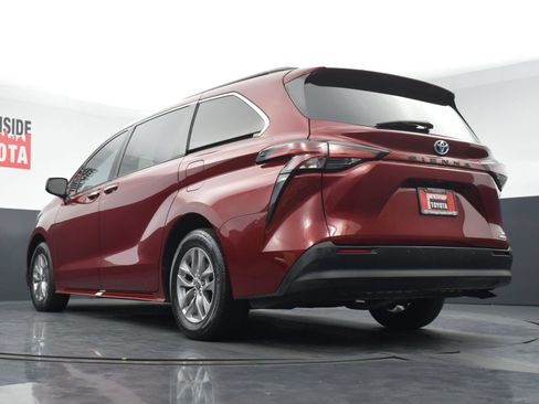 Used 2022 Toyota Sienna XLE FWD image 31