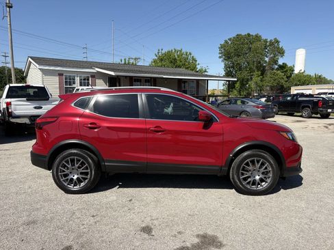Used 2017 Nissan Rogue Sport SV image 2