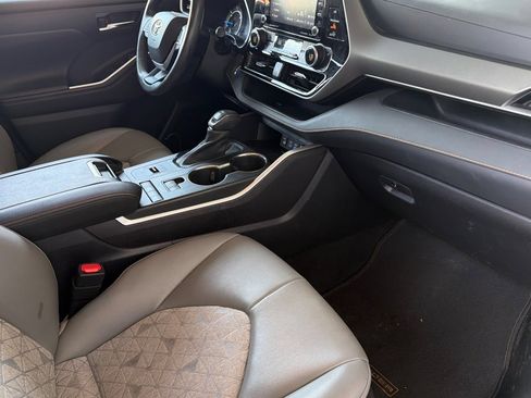 Used 2022 Toyota Highlander Bronze Edition AWD/4WD image 16