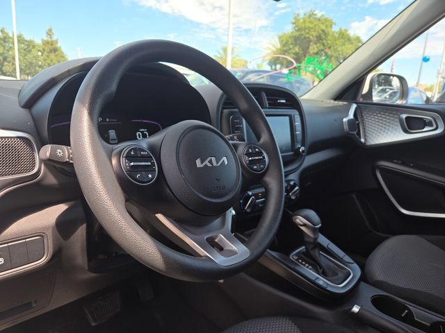Used 2025 Kia Soul LX w/ LX Technology Package FWD image 12