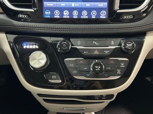 Used 2019 Chrysler Pacifica Limited FWD image 12