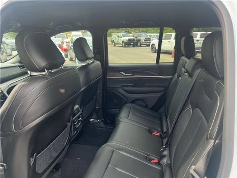 Used 2025 Jeep Grand Cherokee Limited AWD/4WD image 40