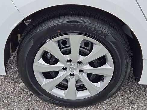 Used 2025 Toyota Corolla LE image 7