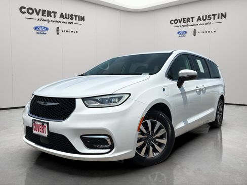 Used 2023 Chrysler Pacifica Touring-L FWD image 1