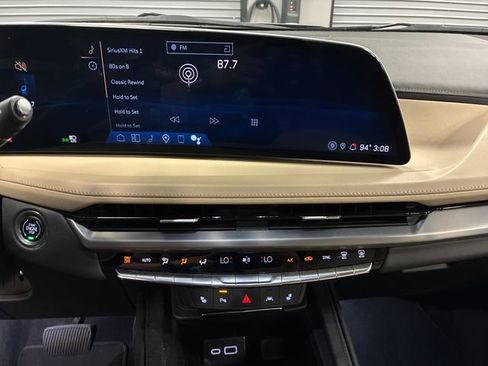 Used 2024 Cadillac XT4 Luxury w/ Cold Weather Package FWD image 19