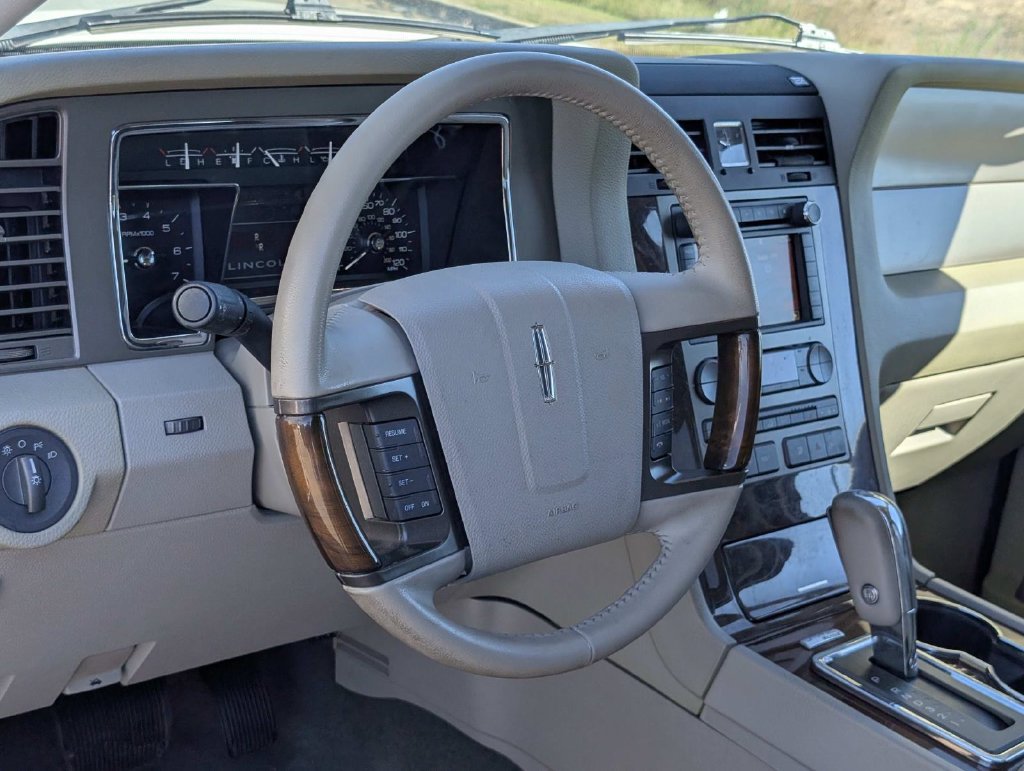 Used 2014 Lincoln Navigator 2WD image 16