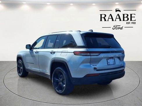 Used 2023 Jeep Grand Cherokee Altitude AWD/4WD image 5