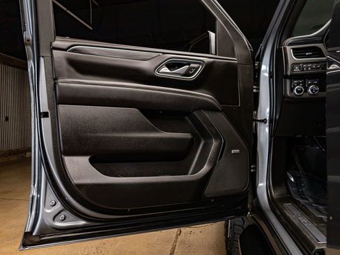 Used 2022 GMC Yukon XL SLT w/ SLT Premium Package image 29