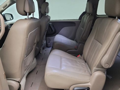 Used 2016 Chrysler Town & Country Touring FWD image 18