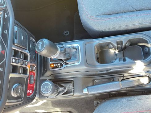 Used 2025 Jeep Wrangler Unlimited Rubicon image 41