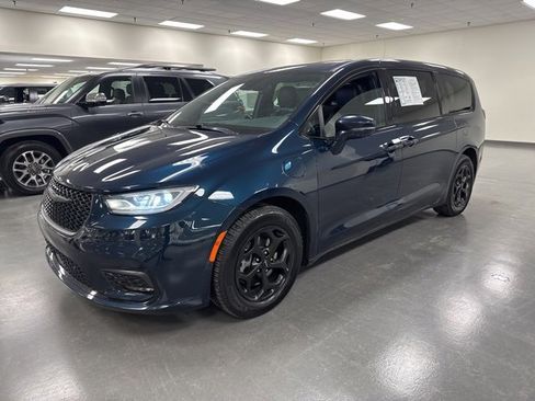 Used 2022 Chrysler Pacifica Touring-L w/ Uconnect Theater Family Group image 2