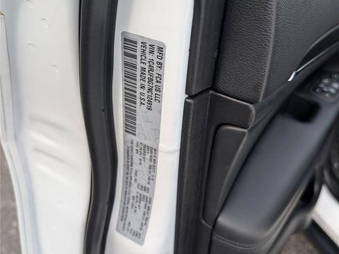 Used 2022 Jeep Grand Cherokee Limited w/ Tech Group AWD/4WD image 17